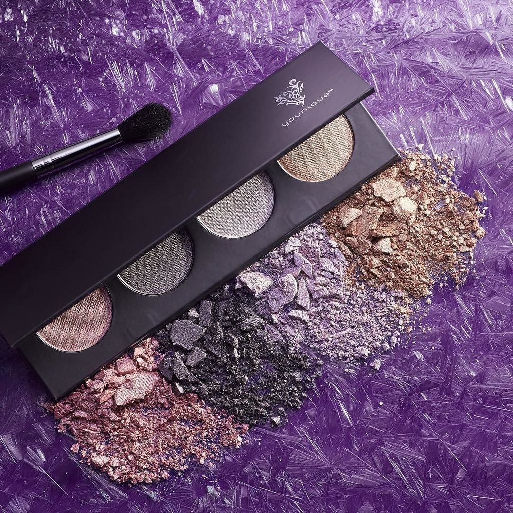 Younique_Corp's tweet photo. Build your own perfect #MOODSTRUCK pressed shadow holiday palette—totally custom, totally gorgeous. Which pressed shadow colors are you rocking this holiday season? https://t.co/L4U5e8Sknb https://t.co/kTxqEODJDF