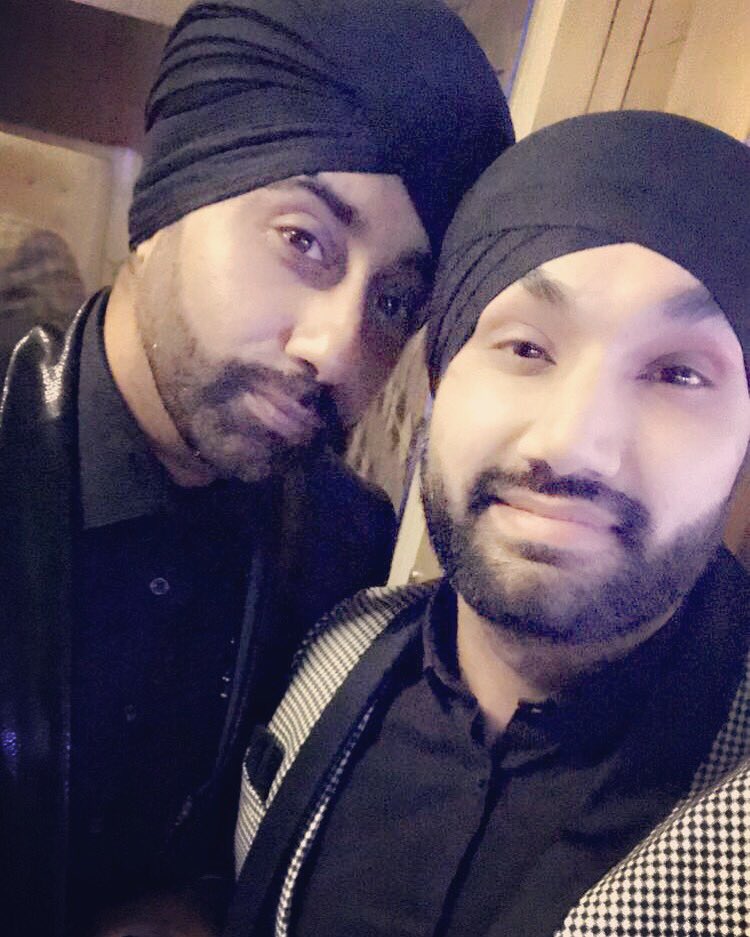 sukhsapra's tweet photo. This time last year we were rocking shows in Delhi with my boy @jassisidhu 🇮🇳🇮🇳🔥🔥

[I was a little chubbier tho 🙄]

#TBT #Throwback #PartyRoc #DjTripleS #JassiSidhu #SinghsDoingThings #BigFatIndianWedding #DelhiTour #Worldwide #Blessed https://t.co/Gy6eqolL7K