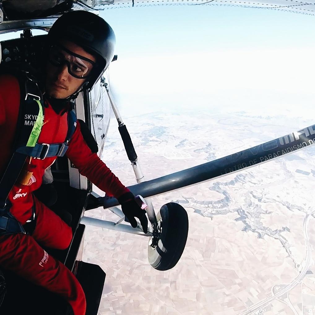 Las decisiones importantes de la vida a menudo se resumen a un solo momento💙🛩
#life #parachuting  #skydive #flyman