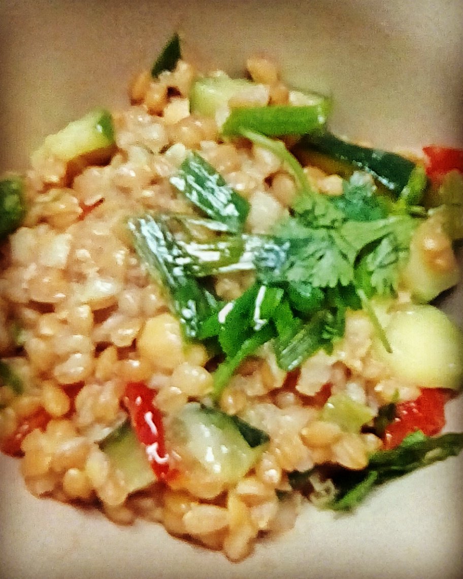 D_gr8ful1's tweet photo. #VeganDinner by @PlantBasedSista ~  A bowl filled w/organic ancient einkorn @jovialfoods non hybridized wheat berries, organic fresh green &amp; red peppers, organic zucchini, organic chickpeas, organic chives &amp; cilantro! When a 5 year old asks for seconds, then you know it's good! https://t.co/Ua5qNtSnyq