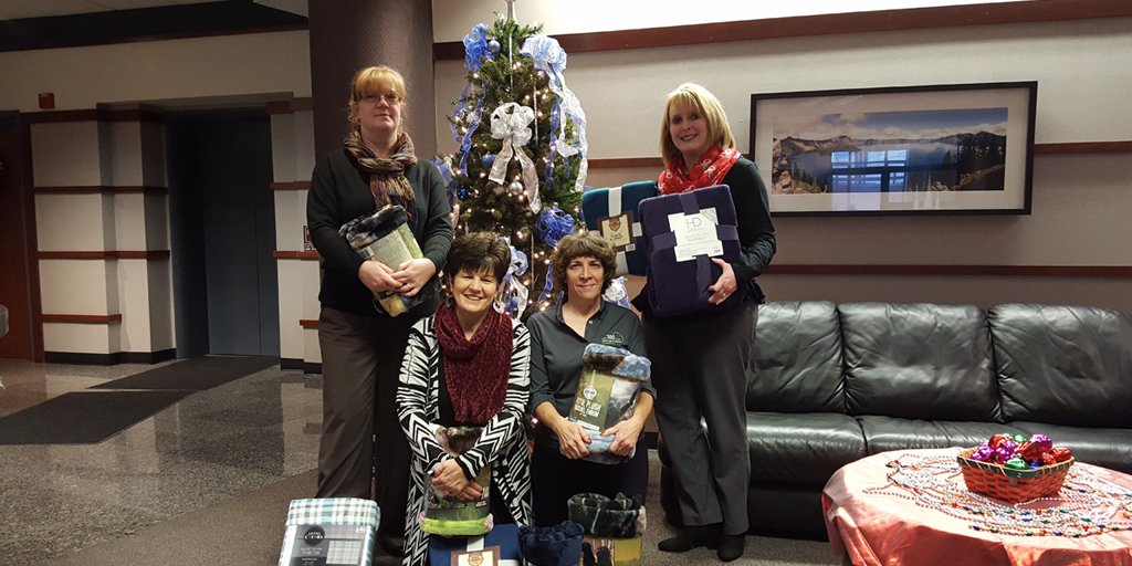 PacificPower_OR's tweet photo. Washington Federal Bank in Klamath Falls has been a big help in keeping Klamath cozy this winter by collecting blankets for the annual Klamath Blanket Drive! #KlamathFalls #Kfalls #Oregon #BlanketDrive https://t.co/C4bGwyKGMf