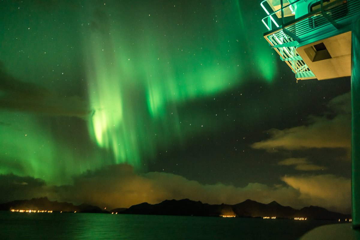 Robin_B's tweet photo. I've edited my shots from this years @splashgamejam!
Games! Ships! Friends! Fjords! Northern Lights!
(thread) https://t.co/nUrEOPs24c