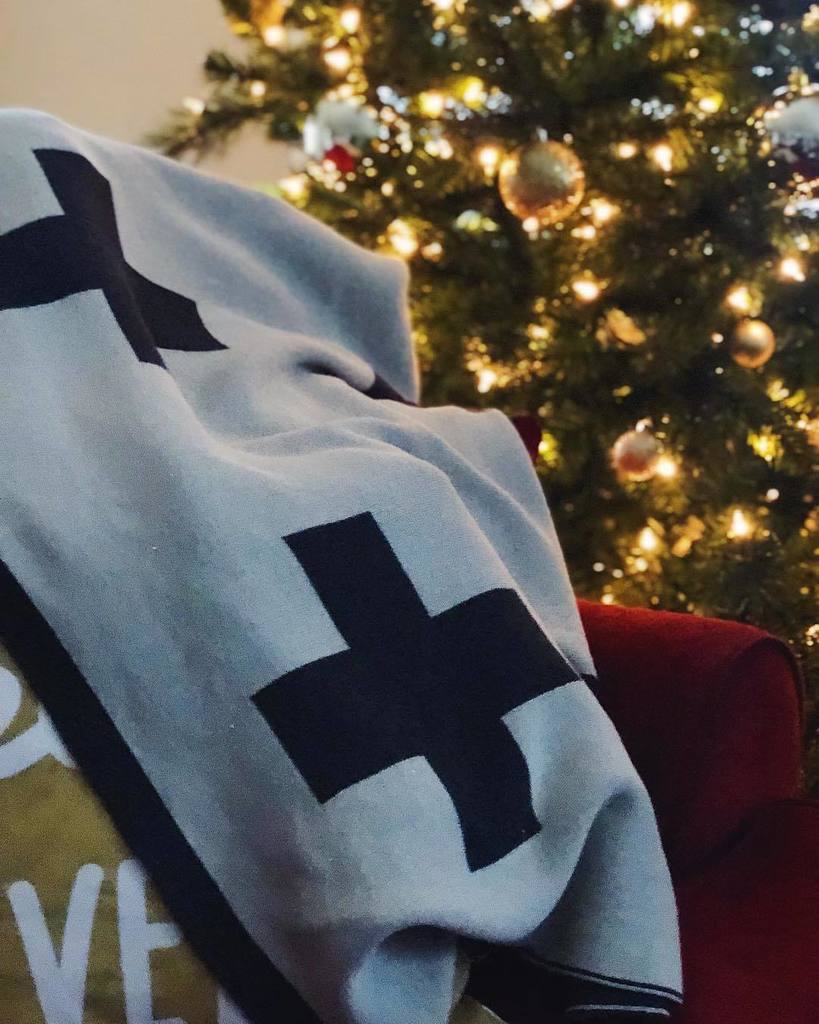 Listen. Y’all need to know <a href="/newlygoods/">Newly</a>. Some of my buds started this company creating super beautiful home goods from 100% recycled or repurposed materials. AND I WANT THEM ALL.
.....
Currently, the one thing I can’t quit is the cross throw blanket. Made… ift.tt/2BMMatx