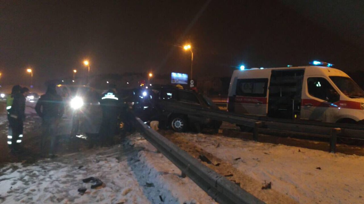 ДТП на МКАД.  Ауди влетела в отбойник. Спасатели деблокировали водителя из покареженного авто.  Подробности у ГАИ.
Берегите себя и будьте осторожны!