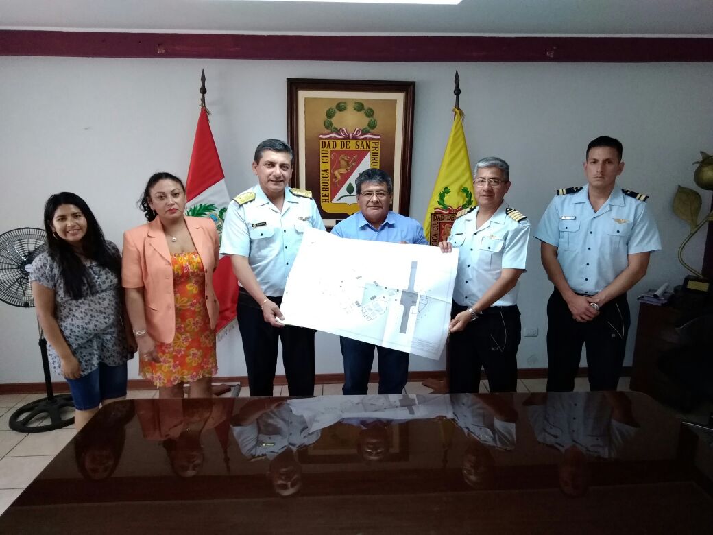 fapperu's tweet image. 🛩 #LaFuerzaDeTodosLosPeruanos 🚁
@Muni_Tacna hace entrega de los primeros planos del Anteproyecto de Mejoramiento de Infraestructura del Destacamento Aéreo de Tacna #DATAC.