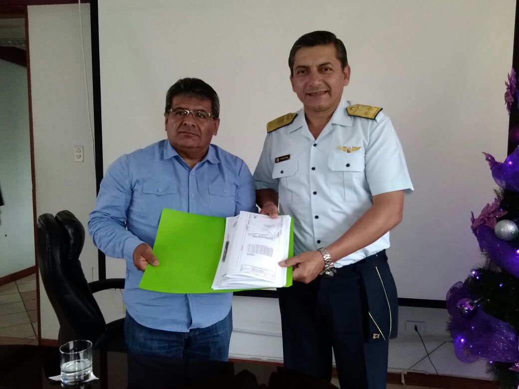 fapperu's tweet image. 🛩 #LaFuerzaDeTodosLosPeruanos 🚁
@Muni_Tacna hace entrega de los primeros planos del Anteproyecto de Mejoramiento de Infraestructura del Destacamento Aéreo de Tacna #DATAC.