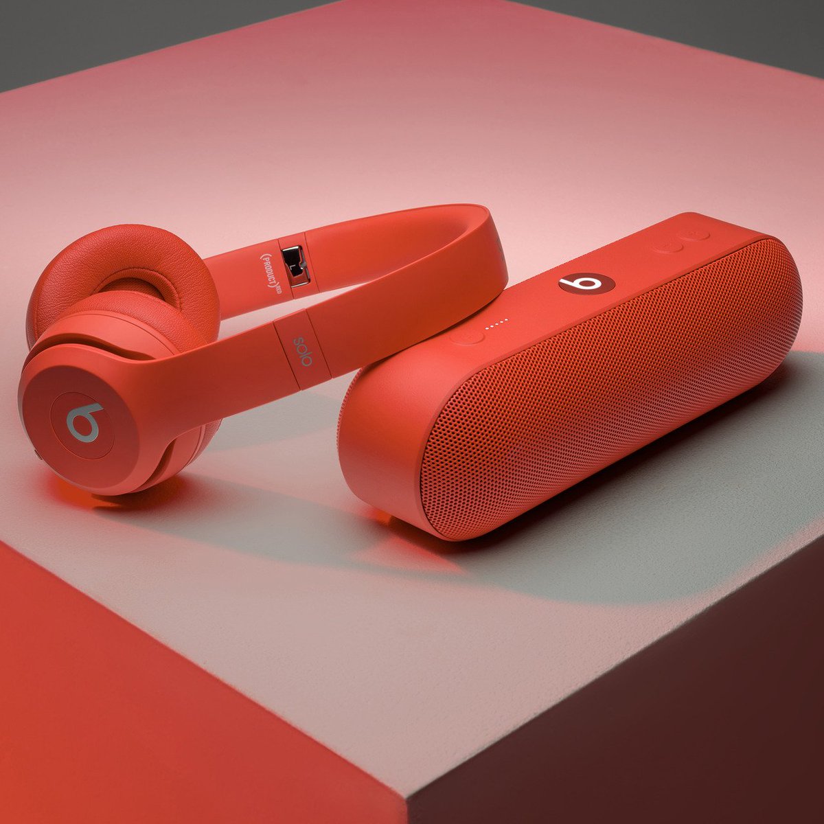 RED's tweet photo. Buy @RED. Give life. Every @RED @beatsbydre purchase fights AIDS. #Solo3Wireless #PillPlus #SHOPATHON https://t.co/OhMOeTLkdF