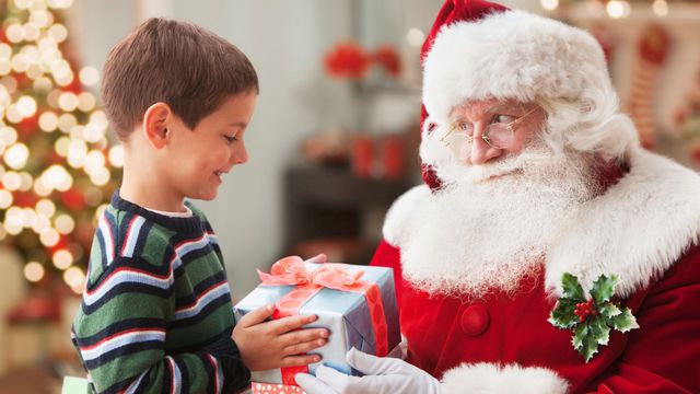 Madame_Clairon's tweet photo. -C'est toi qui voulais un chaton ?
-Oui Père Noël !
-Bon alors t'as pas précisé "vivant" ou "mort"
-BEN VIVANT
-Ben tu sais Chronopost... https://t.co/OvElTkBoeV
