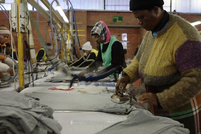 GlobalKNOMAD's tweet photo. Did you know some #migrants pay more than 20 months of their earnings to secure #jobs overseas? @GlobalKNOMAD_@ILO interviewed 5,500
migrants. Find data here https://t.co/7rUrS564wI https://t.co/3QnBhS3OqK