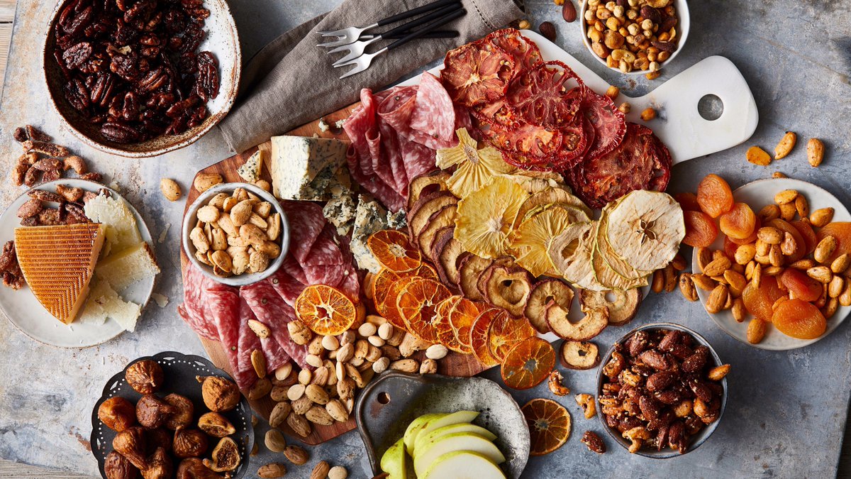 dardimanscrisps's tweet photo. Favorite  part of a holiday party? The cheeseboard station, of course. Because more cheese, Dardimans crisps and wine it's just what we need :)  #Christmasiscomin #DardimansCalifornia #cheeseboardideas #healthyeating https://t.co/QvDfVbko41