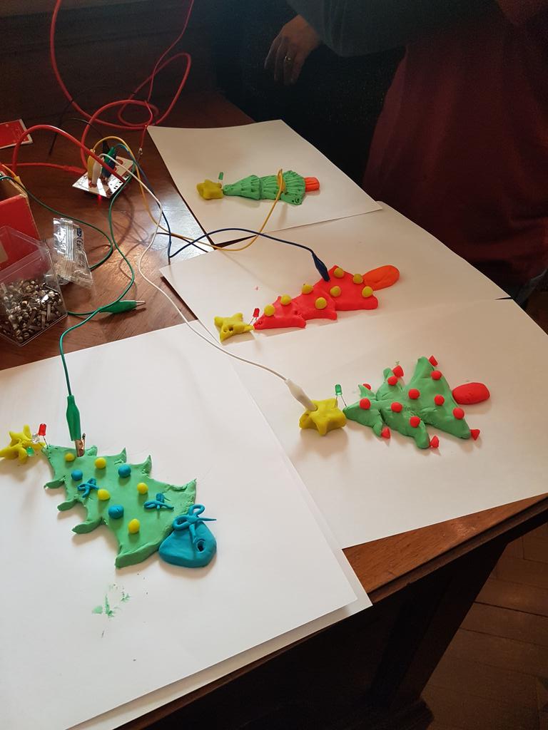 lore_cavalieri's tweet photo. Fiera delle mie creazioni #tinkering Xmas #penna #3D #NataleDigitale 2017 #Miur https://t.co/FDd4uCsDLj