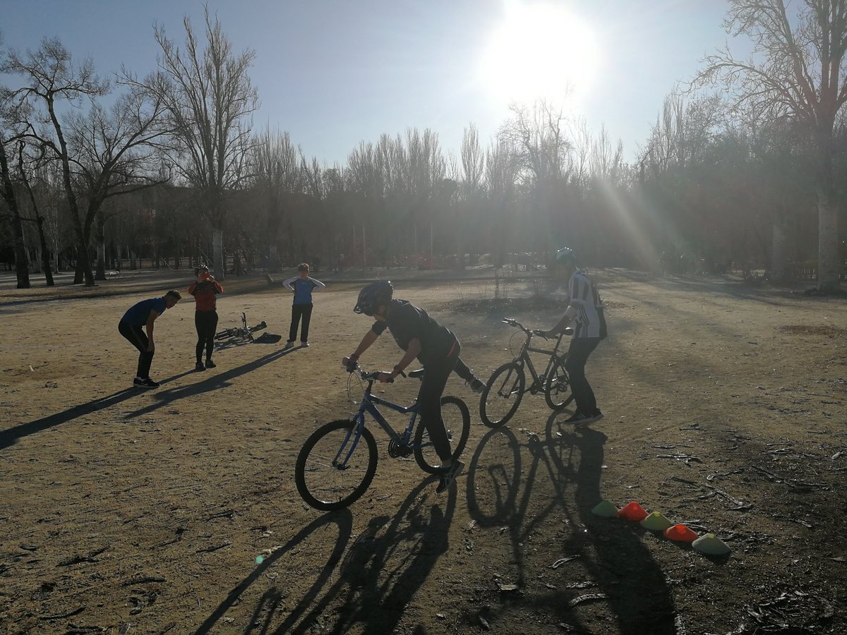 albertvergara4's tweet photo. @nazaretoporto terminando nuestro primer duatlon. Increíbles las transiciones 🏁🏁🚀🚀🚀 #workshops2017 https://t.co/Taqc11QdgG