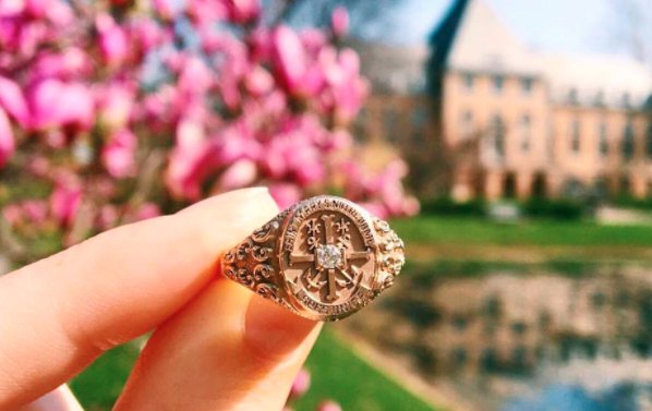 saintmarys's tweet photo. The Saint Mary's #bellesring is iconic. A social media account dedicated to ring photos allows Belles to share their photos with the community
https://t.co/X1NichBKCy https://t.co/oCwvmCCAs5