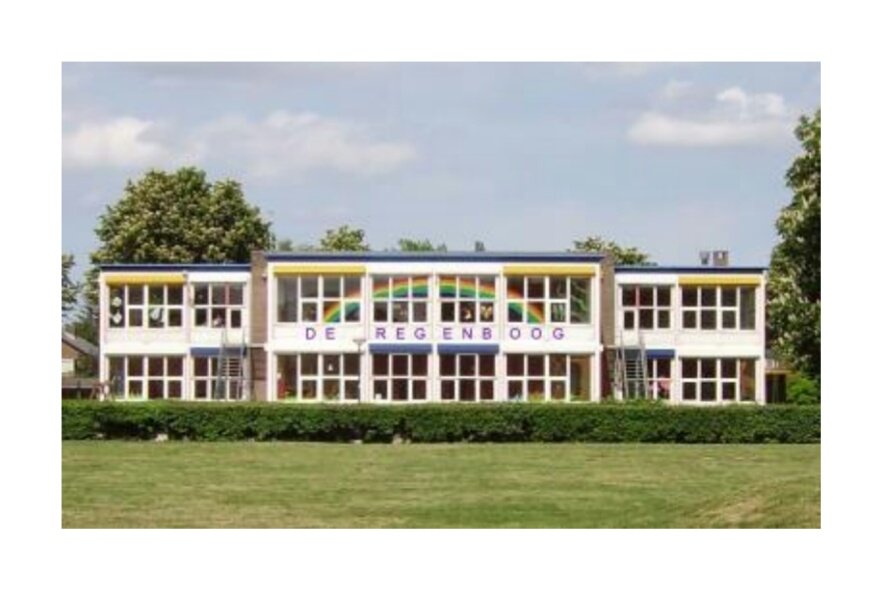 RBdebilt's tweet photo. De naamborden verwijderd, de lichten uit, de deur op slot. Vandaag namen wij samen met kinderen, leerkrachten en ouders afscheid van ons gebouw. Een bijzonder moment op weg naar de nieuwbouw van IKC De Regenboog. https://t.co/HMeRYxkSKu