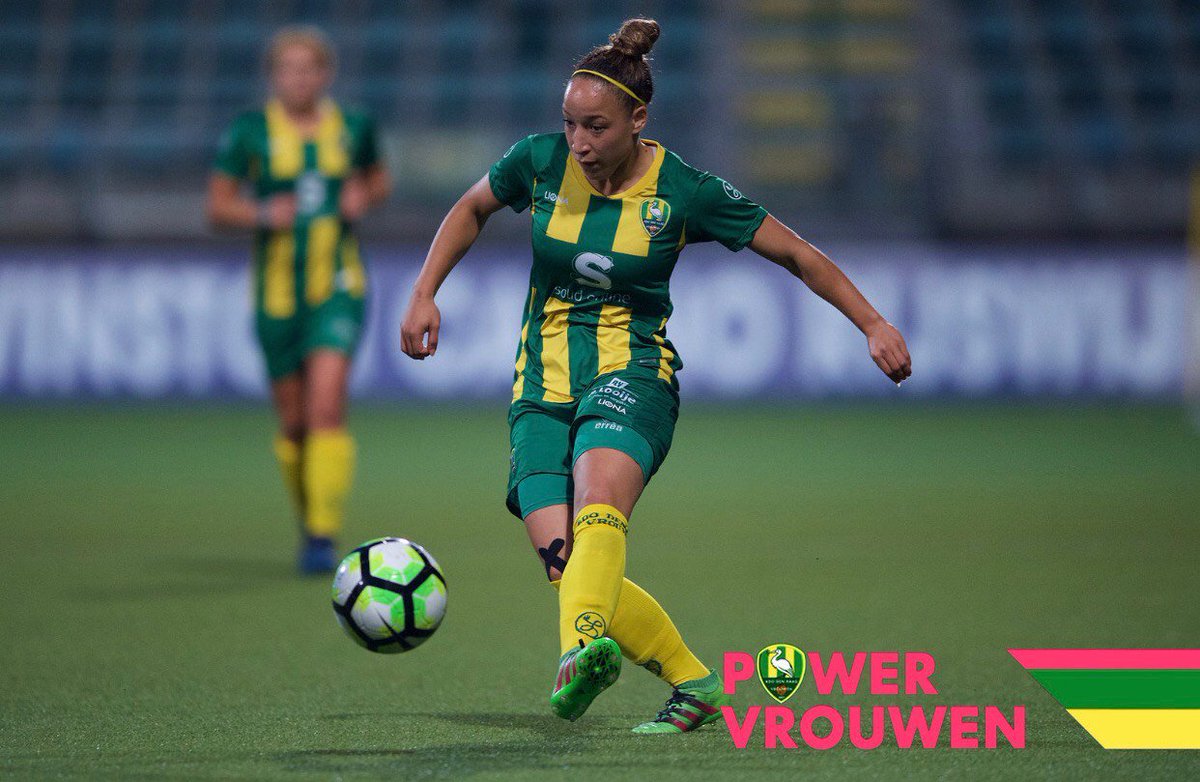 PZCSport's tweet photo. Twee Zeeuwse voetbalsters treffen elkaar vlak voor de winterstop nog in de eredivisie. 
https://t.co/EMQdedCI2h https://t.co/iTyoBHTXJa