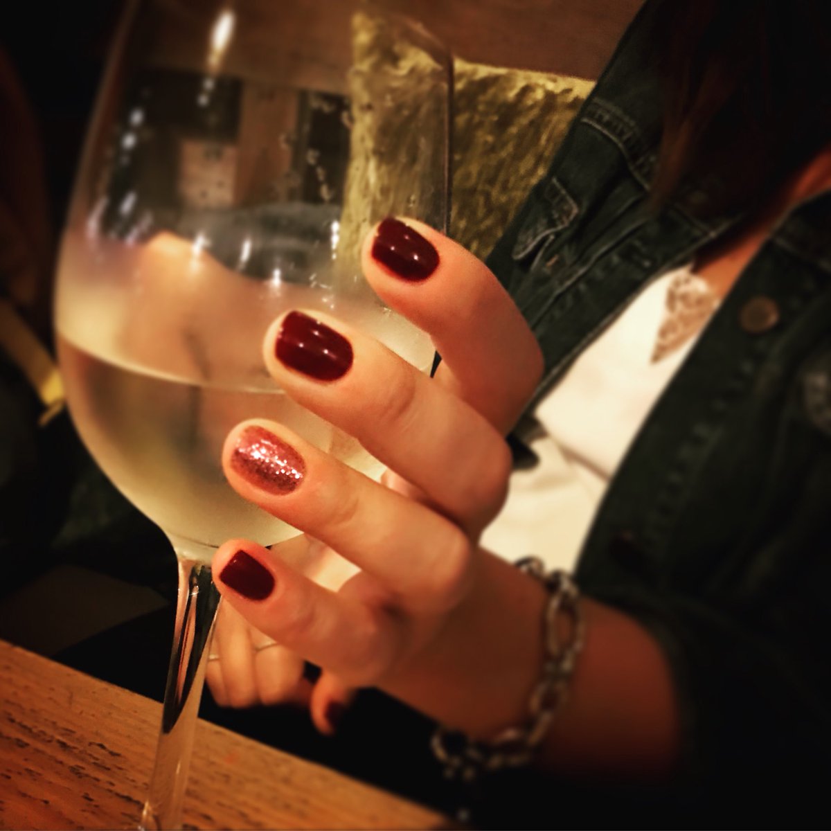 LaurenO_D's tweet photo. When a client is out at her Christmas party and sends you this!! 😍😍🤩🤩🥂🥂🥂 Have a great night @victoria.nightingale 💋💅🏼💅🏼💅🏼
.
.
.
#laurenomakeup #cndshellac ##cndshellacmanicure #tooting #christmasnails #partynails #clientpics #instanails #nailsofinstagram https://t.co/huYoBO5lY5