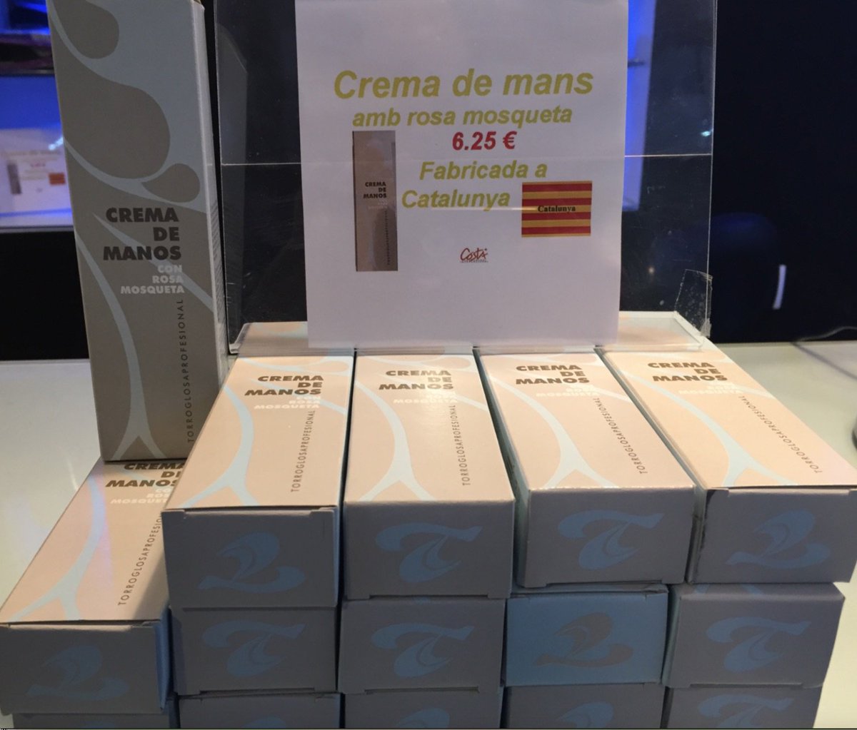 Costa_Perruquer's tweet photo. JA HA ARRIBAT EL #FRED ☃️☃️😳
Com cada any tenim les #cremes de #mans amb rosa #mosqueta fabricades a #Catalunya que tan bé van.#COSTA #PERRUQUER C/ Santa Maria nº 27 17820 #Banyoles. telf. 972570461
#bny #costaperruquer #ramoncostaperruquer #perruqueriabanyoles https://t.co/J1ukoC0knq