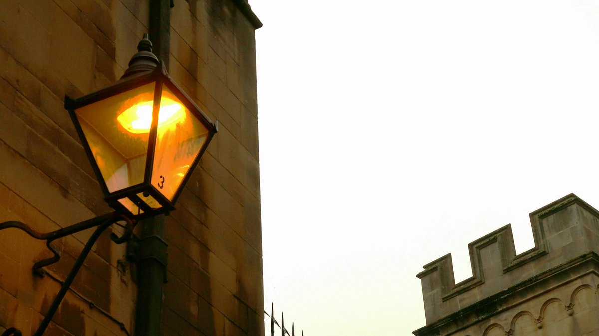 magsplaces's tweet photo. 'Shine a light, Sir! 😉 #mertonstreet #oxford And defo another @magsplaces favourite on my visit  #photography day362 @GaryHolpin @rob_nason @mickiehill @AdamKappaPhoto https://t.co/tba6yLIZDI