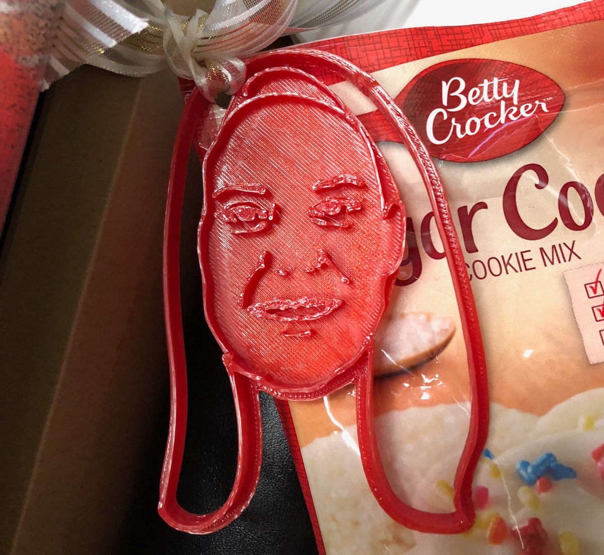 lynncorey's tweet photo. My coworker got a cookie cutter in the shape of her own face as a gift for Christmas. I'm dead. #Hilarious ๐๐คฃ #FunniestGiftEver #INeedADozen #BiteMeHasNewMeaning #CookieSelfie https://t.co/7PFDsx5chW