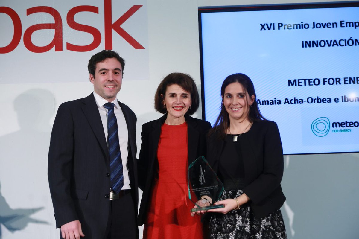 vitoriagasteiz's tweet photo. La concejala @nmelg entrega a #MeteoForEnergy el Premio Joven Empresario a la #innovación de @AjebaskAlava. Zorionak @AmaiaAcha, Ibon Salbidegoitia, eta saridun guztiak!! #talento #emprendizaje https://t.co/menZX4UzA9