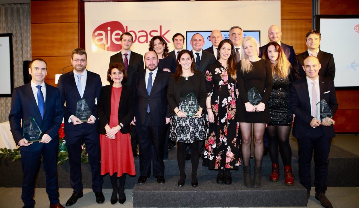 vitoriagasteiz's tweet photo. La concejala @nmelg entrega a #MeteoForEnergy el Premio Joven Empresario a la #innovación de @AjebaskAlava. Zorionak @AmaiaAcha, Ibon Salbidegoitia, eta saridun guztiak!! #talento #emprendizaje https://t.co/menZX4UzA9