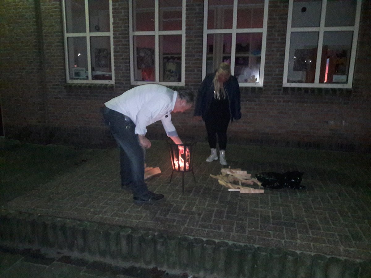 IKCRegenboogOss's tweet photo. Heerlijke kersttafel gevuld met  meest lekkere creaties vanuit hele wereld. Wat is dat weer genieten. Met dank aan al die helpende ouders en @ikc_or Daarna een heel mooi samenzijn in aula, ouders hebben zich tijdens het wachten ook goed vermaakt met dansje hapje 🥂 @SAAMscholen https://t.co/4WMO8zV1hq