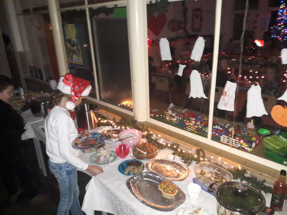 IKCRegenboogOss's tweet photo. Heerlijke kersttafel gevuld met  meest lekkere creaties vanuit hele wereld. Wat is dat weer genieten. Met dank aan al die helpende ouders en @ikc_or Daarna een heel mooi samenzijn in aula, ouders hebben zich tijdens het wachten ook goed vermaakt met dansje hapje 🥂 @SAAMscholen https://t.co/4WMO8zV1hq