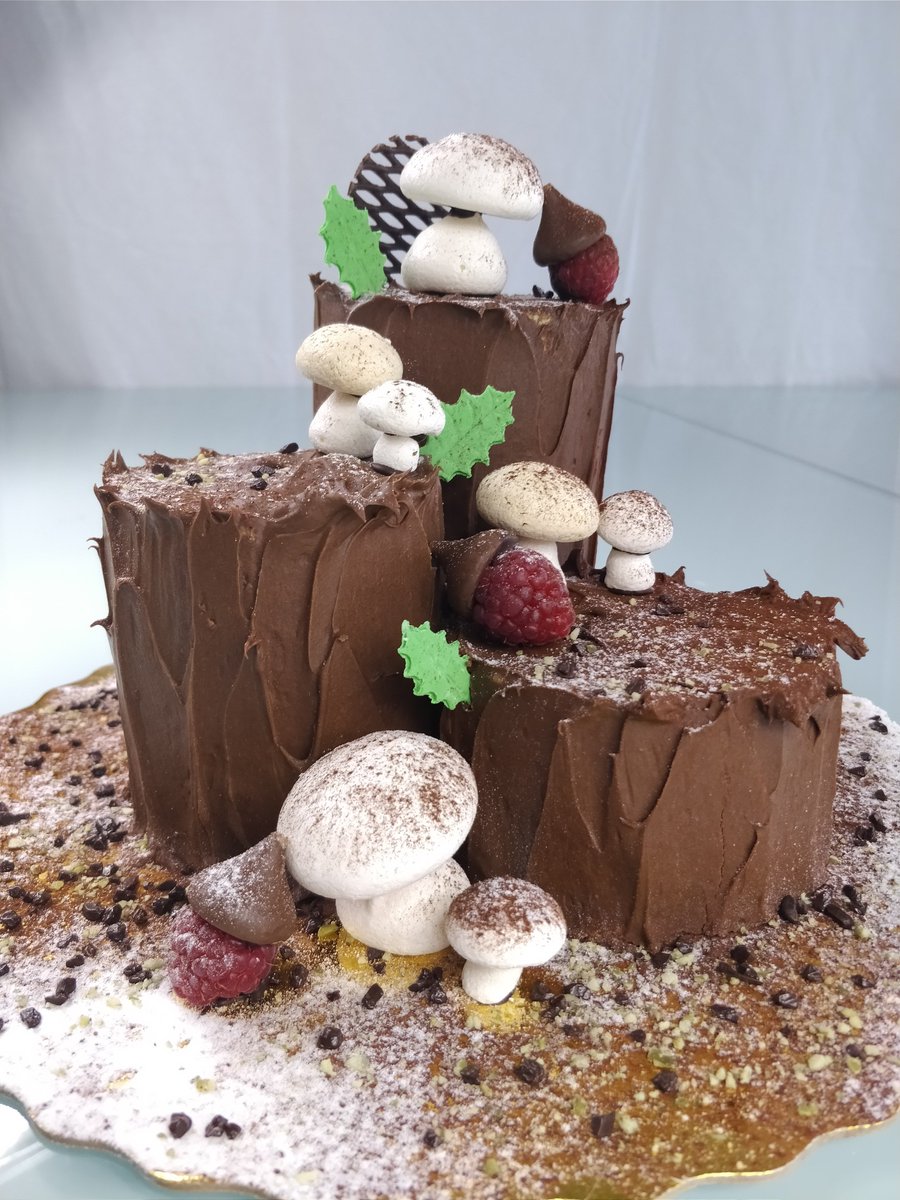 Want to win this holiday themed yule from <a href="/MaroCatering/">Ma-Ro Catering.</a>? Head over to their Instagram page now to find out how you can win! Contest ends tomorrow.