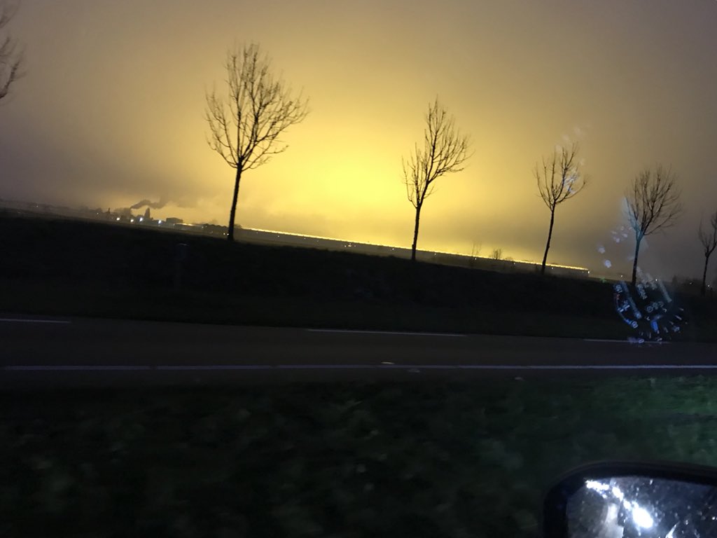 Wanneer wordt er iets gedaan aan de #lichtvervuiling rondom <a href="/PijnackerNootdp/">Pijnacker-Nootdorp</a> <a href="/TelstarOnline/">Telstar Online</a> dit kan zo toch niet doorgaan