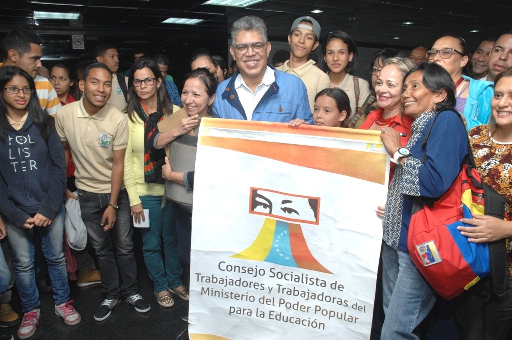 mineducacion_ve's tweet photo. .@JauaMiranda: Escuelas y liceos son espacios para la paz y la convivencia https://t.co/XqqxzcAwCD @NicolasMaduro https://t.co/PjrxLw9Aqp
