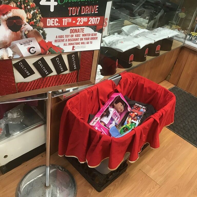 TheGoodieShop's tweet photo. #Christmas is right around the corner!

Make sure to drop off your toy b4 the end of this week.

Those generous will get discounted orders! https://t.co/qxsOP2WXhU