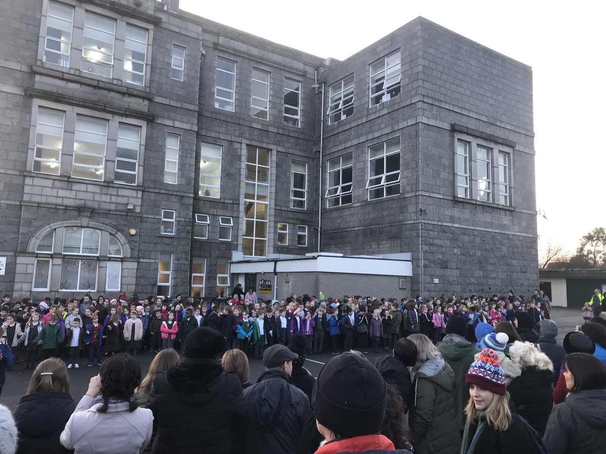 SchoolBroomhill's tweet photo. 2/2 #festve #carols #community https://t.co/OpooYIVRV1