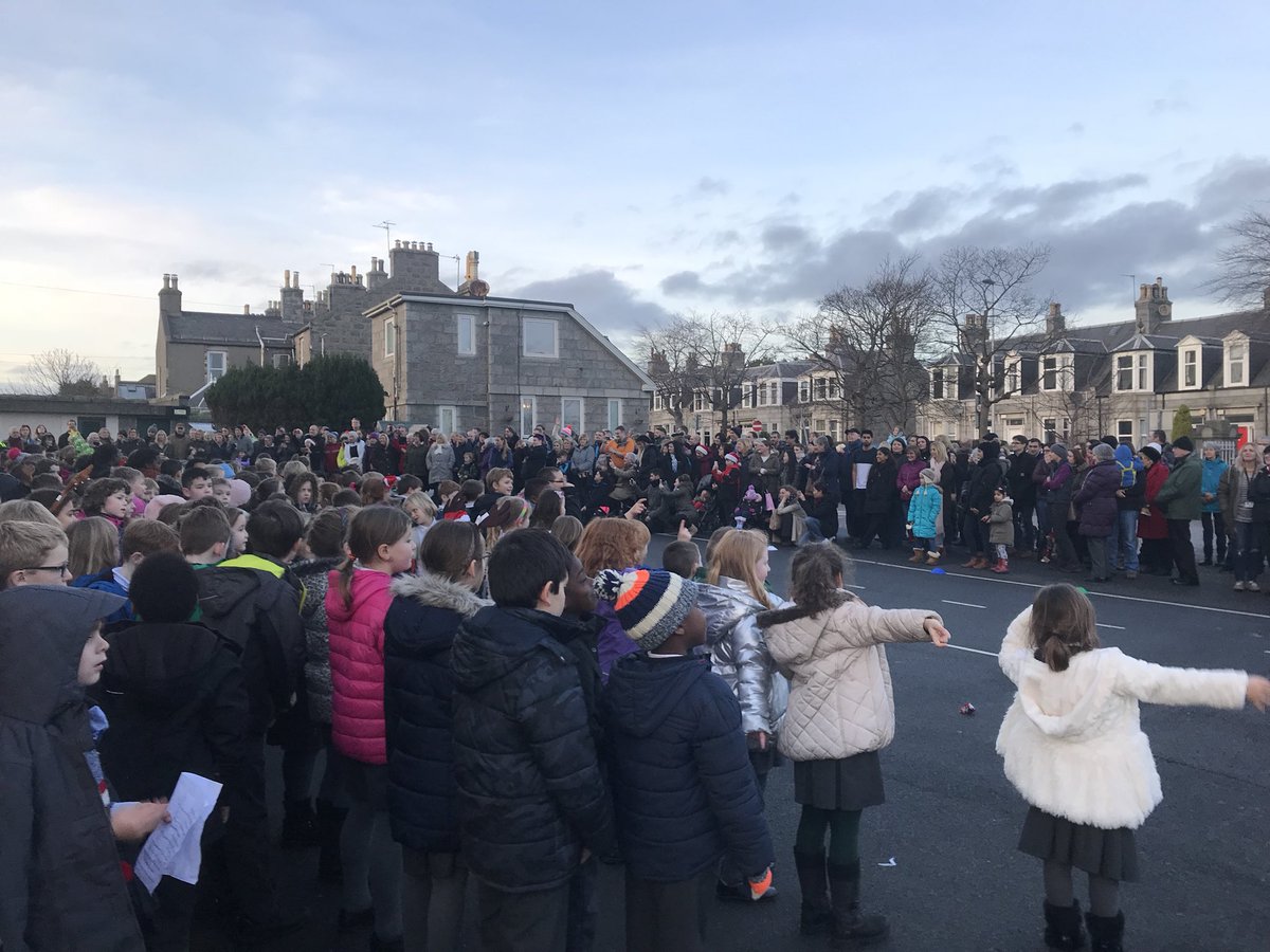SchoolBroomhill's tweet photo. 2/2 #festve #carols #community https://t.co/OpooYIVRV1