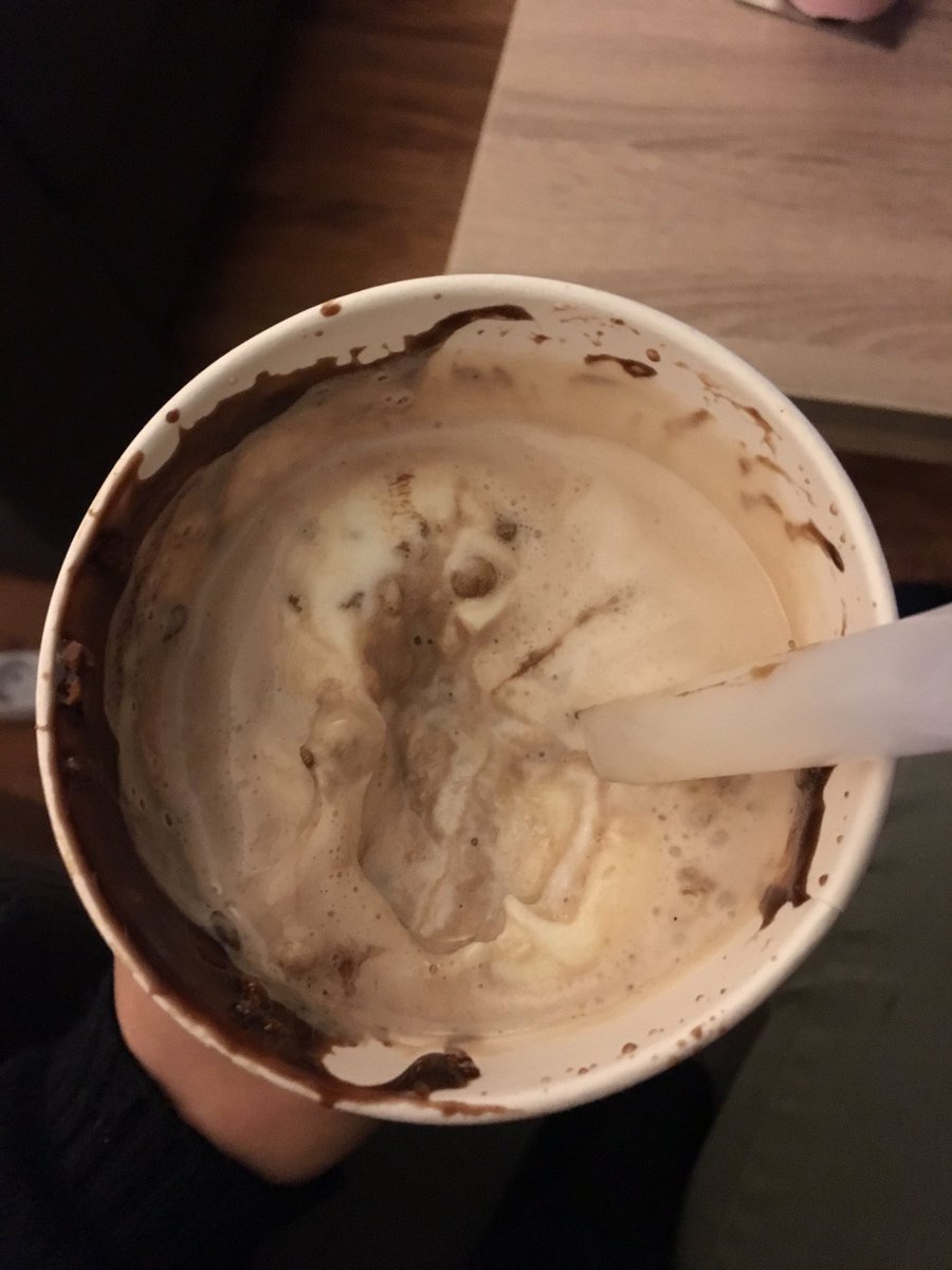 SCBx91's tweet photo. Helemaal blij met mijn Mcflurry, kom ik thuis na 5 minuten ziet het er zo uit. Wat een super slechte kwaliteit weer @McDonaldsNL https://t.co/BsWBLRuc2F