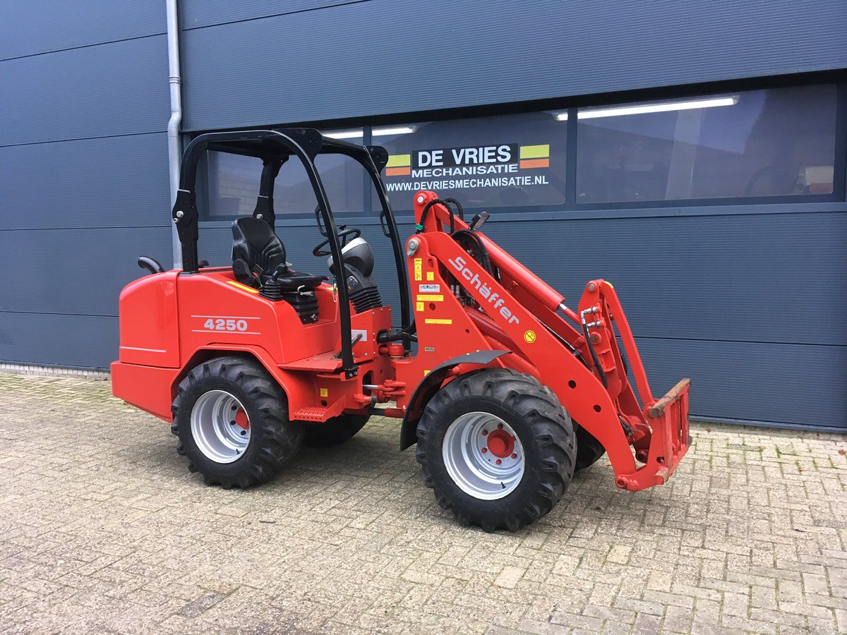 Door inruil verkregen: meerdere jonge minishovels, diverse hefvermogens en merken, allen laag in uren. #schaffer #weidemann #fuchs