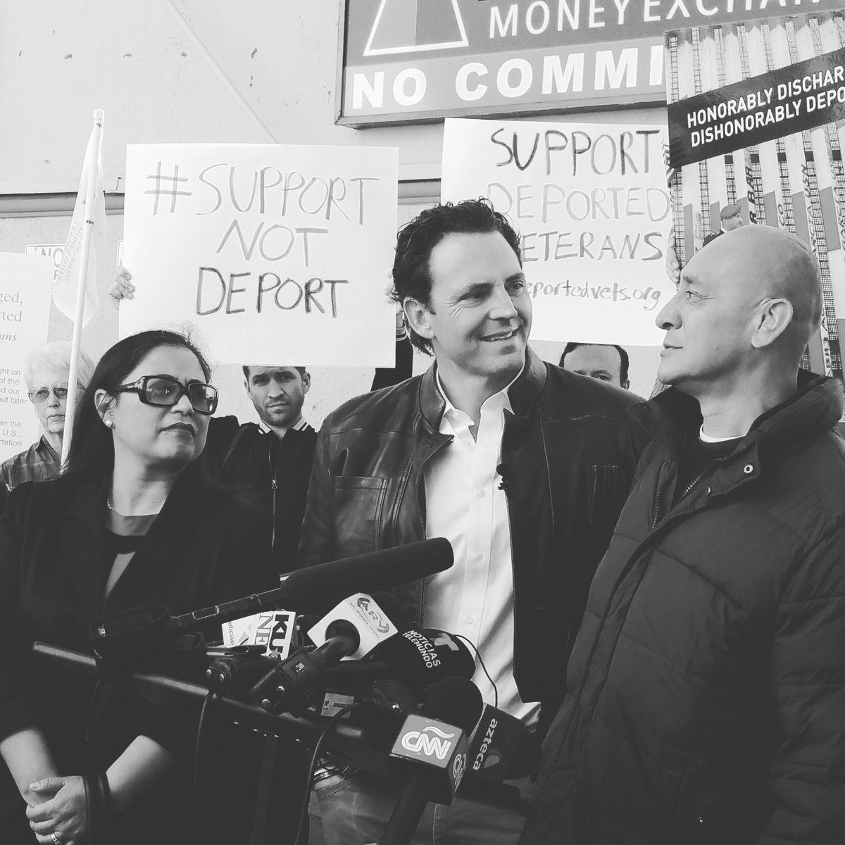 _esme9_'s tweet photo. Honorably Discharged and Dishonorable Deported Veteran is back home in the U.S. #BringBackOurVets
@sdACLU https://t.co/Dj6lr7Tmme