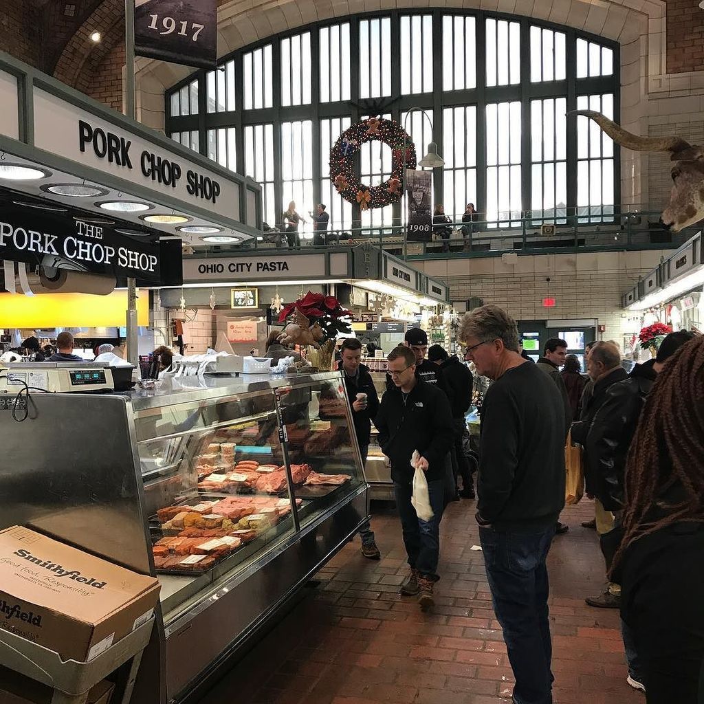 doriswright1's tweet photo. West side market at Christmas time #flippinmagicCLE,#clevelandrealtors ,#CLE,#CLEVELAND OH https://t.co/L6WkJZW4Kp https://t.co/lCBlPNTheK