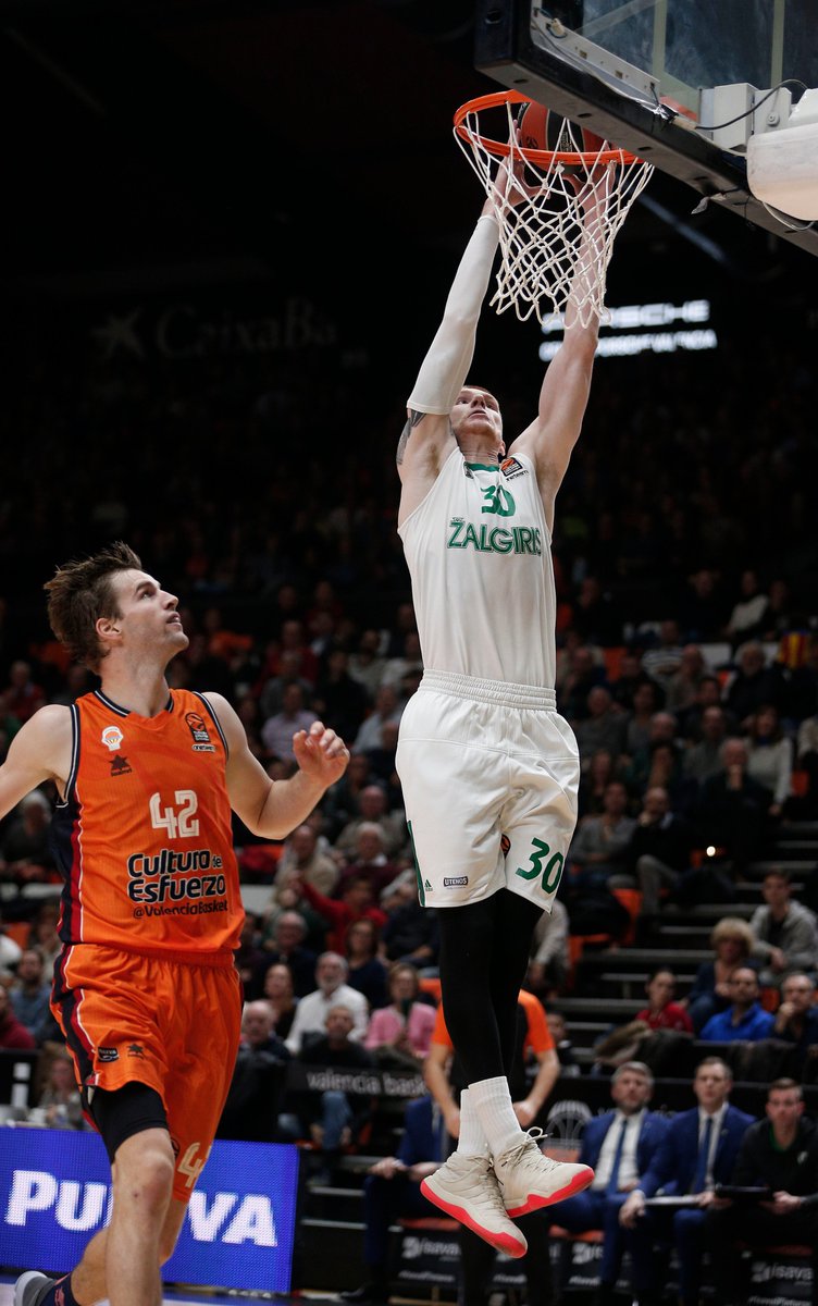 bczalgiris's tweet photo. Winning streak for #Zalgiris increases to 4 @EuroLeague wins with a 71:63 victory vs @valenciabasket on the road! #Micic led with 16 points and 5 assists. @P_Jankunas13 added double-double of 11p+11r and @Aaron_White30 soared for 3 dunks!

#ManoKomanda #MyTeam #VBCZAL https://t.co/N5OYiJ9SSe