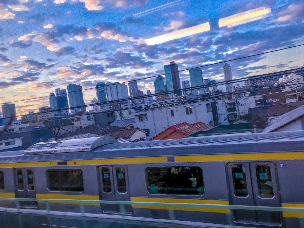 早朝の東京で撮られた写真 まるで新海誠氏の作品のようだと話題に ライブドアニュース