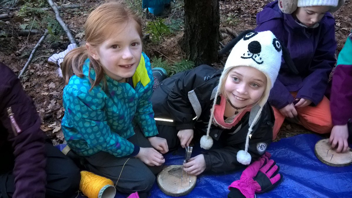 LeafyTrailsFS's tweet photo. Making Christmas string and nail art @BanDevPS #forestschool #Christmas #trees #stringart #safeuseoftools #safety #hammers #concentration #stars https://t.co/RflTrwk4Uu