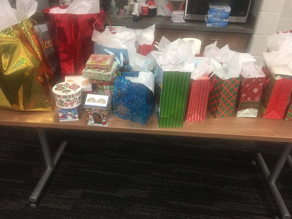 DPSFdn's tweet photo. Our friends @313energy , #SeldenStandard, @CafeMuseRO , @THEROYCEDetroit came through with some incredible gift cards and gifts for our @FRECCity @Detroitk12 families tonight! #ThankYou! #Detroitgivesback https://t.co/QOhRHRfH7r