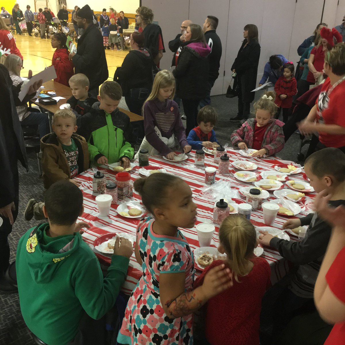 10thStElem's tweet photo. TSE Holiday Food Distribution. It’s all about our family!! https://t.co/QXgL9WDgne