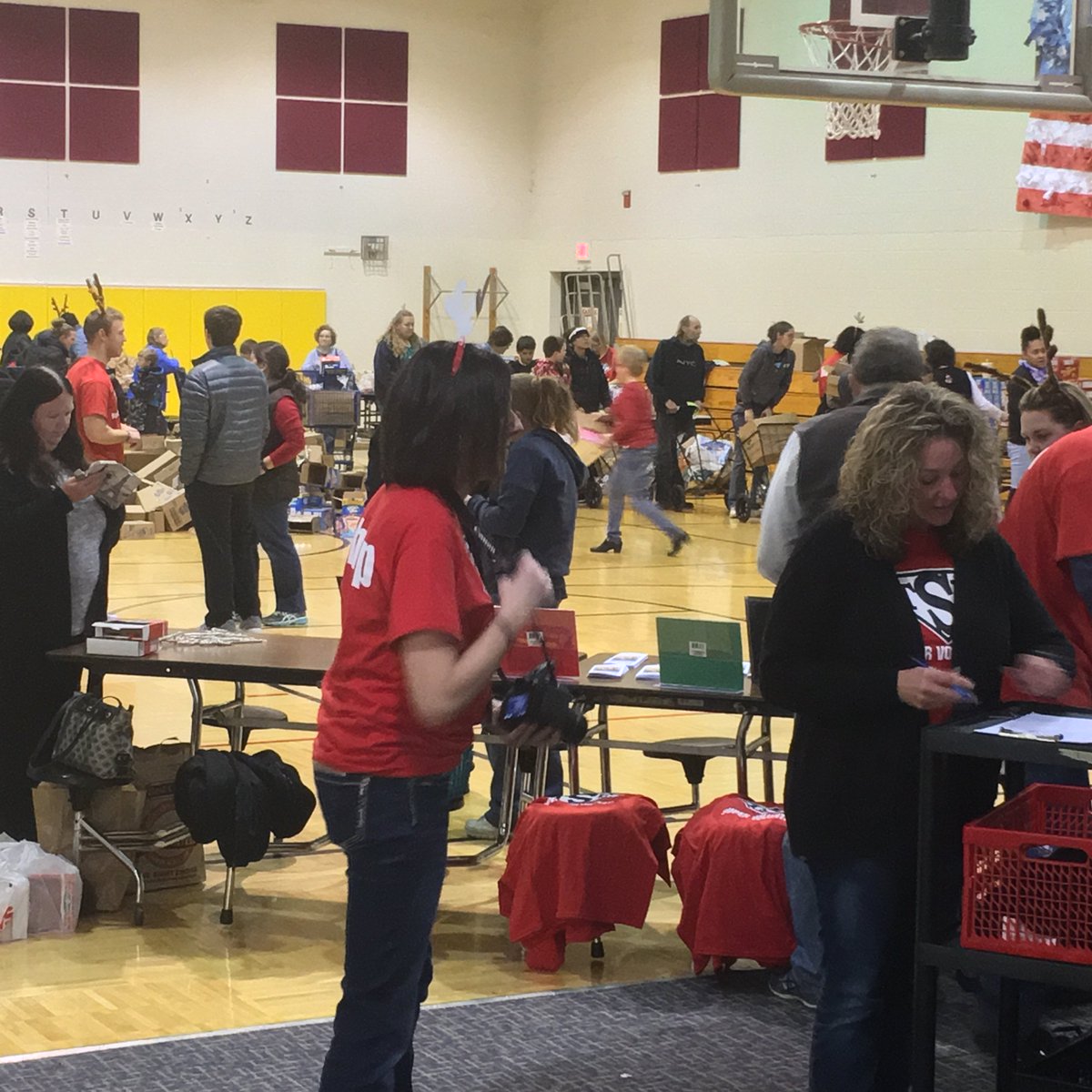 10thStElem's tweet photo. TSE Holiday Food Distribution. It’s all about our family!! https://t.co/QXgL9WDgne