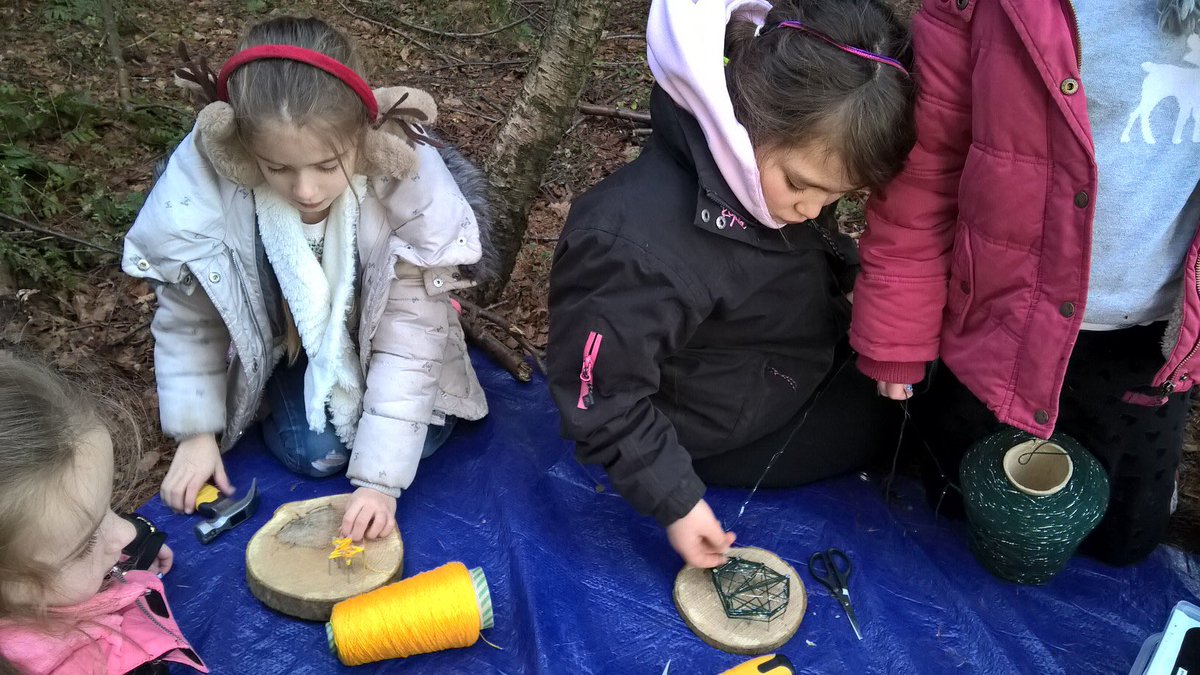 LeafyTrailsFS's tweet photo. More Christmas string and nail art @BanDevPS #forestschool #ChristmasΒ #trees #stringart #safeuseoftools #safety #hammers #concentration #stars https://t.co/L2kri3ztnf