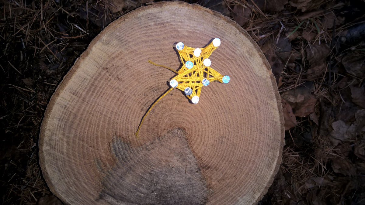 LeafyTrailsFS's tweet photo. More Christmas string and nail art @BanDevPS #forestschool #ChristmasΒ #trees #stringart #safeuseoftools #safety #hammers #concentration #stars https://t.co/L2kri3ztnf