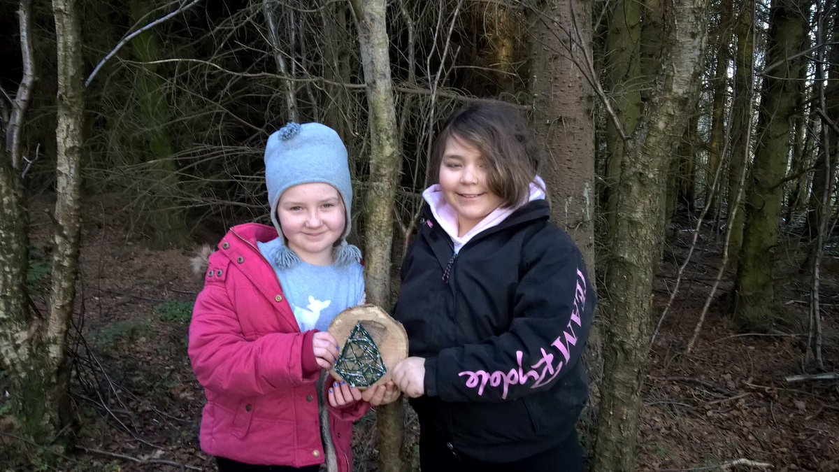 LeafyTrailsFS's tweet photo. More Christmas string and nail art @BanDevPS #forestschool #ChristmasΒ #trees #stringart #safeuseoftools #safety #hammers #concentration #stars https://t.co/L2kri3ztnf
