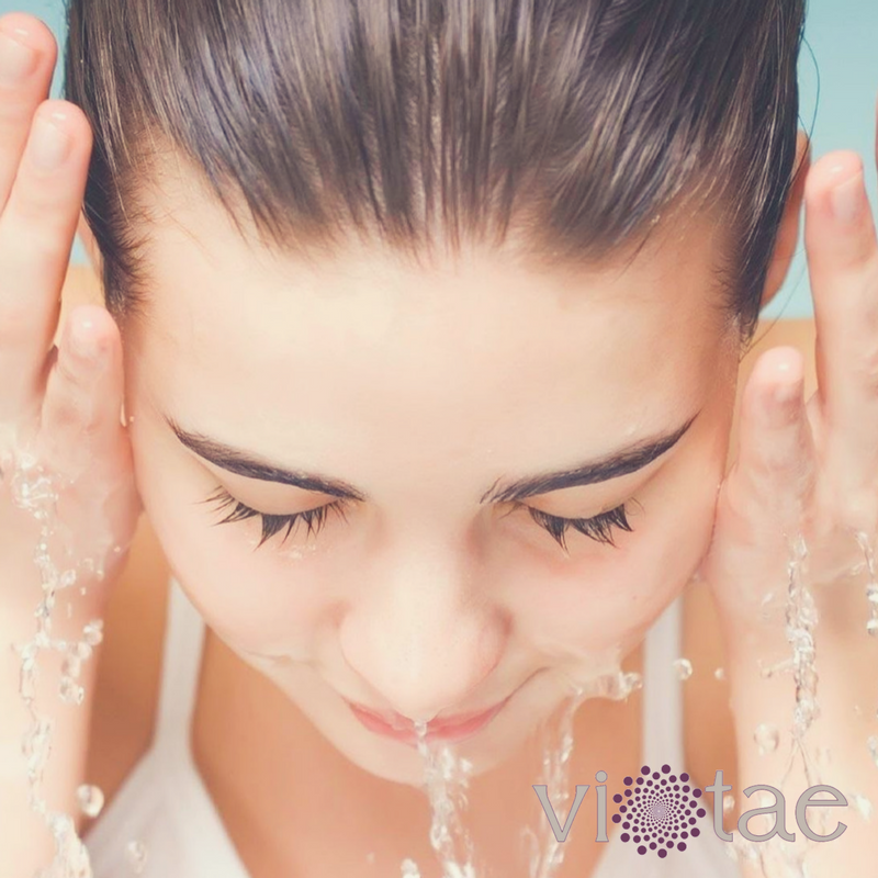 ViTaeProducts's tweet photo. Winter is officially here. Protect you skin by gently washing in lukewarm water. Hot showers and baths always feel good in the winter, but when you can, particularly when just washing your face or hands, choose lukewarm water to avoid stripping as many oils away from the skin. https://t.co/jUAchnAVrY