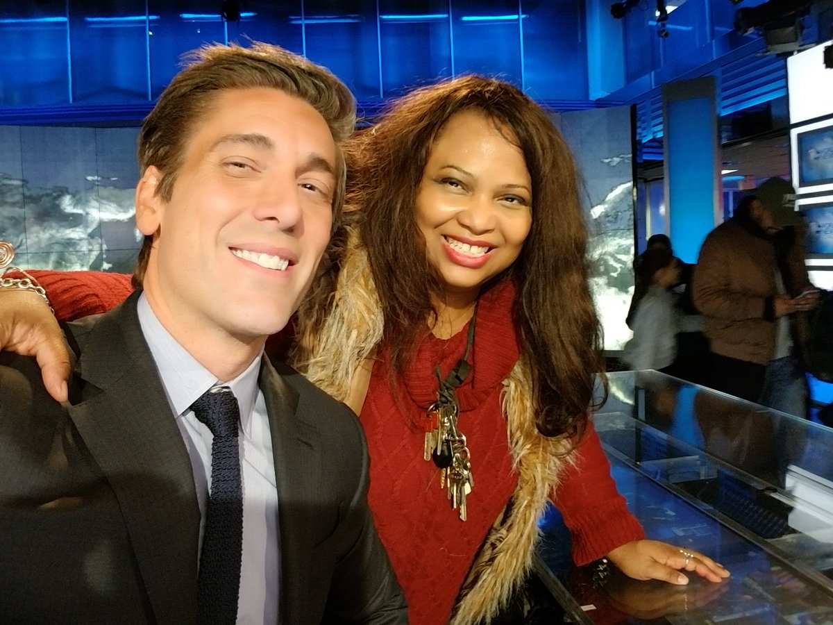 loricalbert's tweet photo. The suave &amp; gorgeous David Muir invited my class and myself to have a tour of ABC studios! So cool, Dave! @DavidMuir @TheRealLukevans https://t.co/HnikitctKP