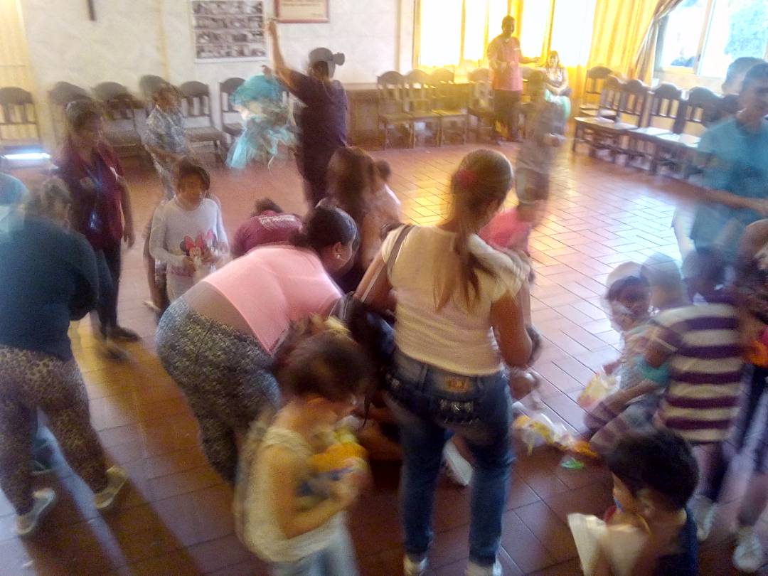 inass_urena's tweet photo. Se realizo actividad con los niños de nuestros servidores psra la entreg de los regalos @salainass @magallyvina @PsuvJhon https://t.co/ieDyr2rZFF