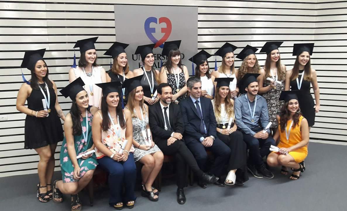 unifavaloro's tweet photo. Todo nuestro reconocimiento a los nuevos Licenciados en #Psicología de la Universidad Favaloro. ¡Felicitaciones! #egresados2017 #orgullo https://t.co/ks6MO2k2Qt